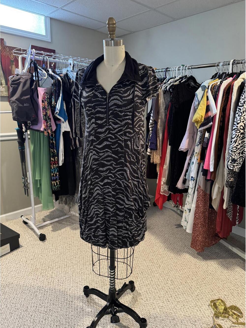 Kensie - Black & White Zebra Print Short Sleeve Jersey Dress with Zip Collar - S